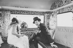 Novios-interior-caravana